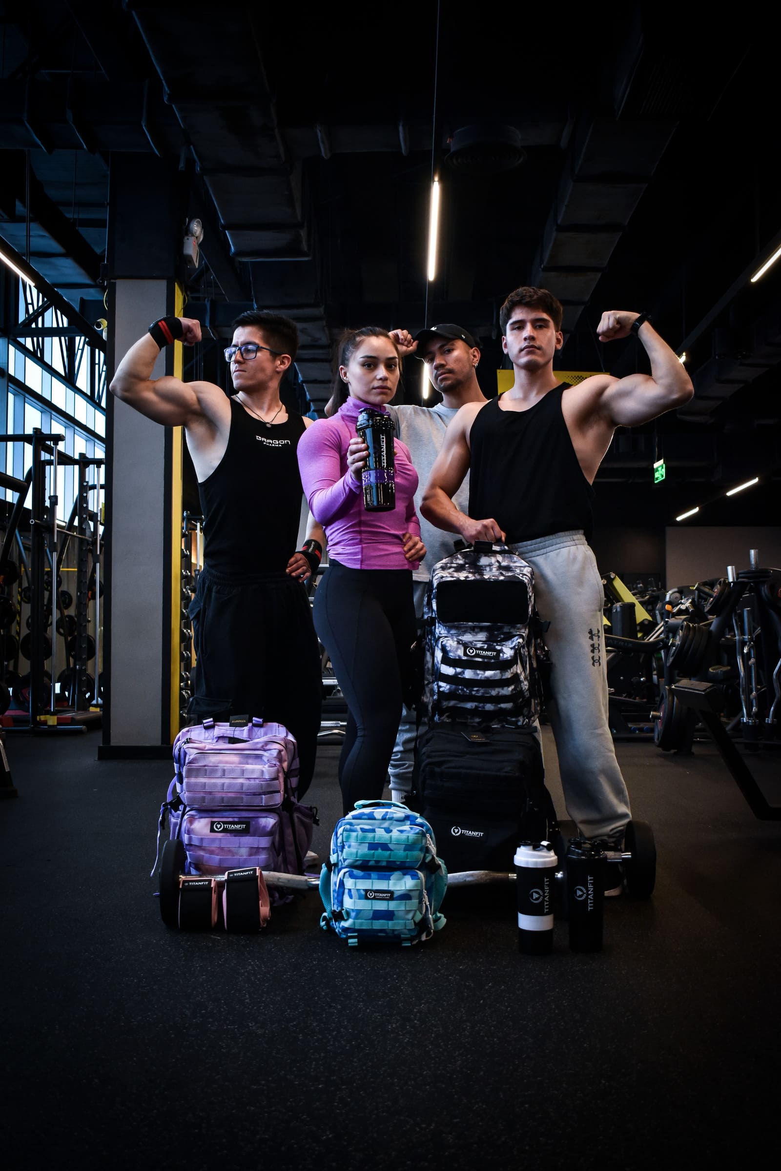 Atletas TitanFit con mochilas tácticas