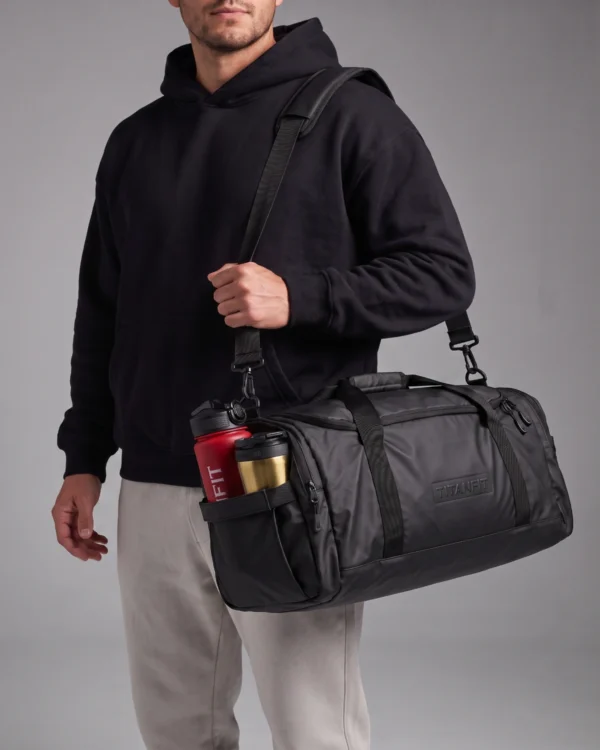 Bolso Deportivo Atlas 40L al hombro, con botellas en el bolsillo lateral